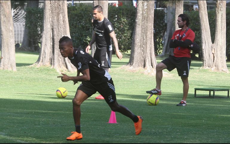 Gerardo Epinoza vuelve a la banca del Atlas con la intención de sumar los puntos que amarren la salvación del equipo tapatío. EL INFORMADOR/A. Camacho