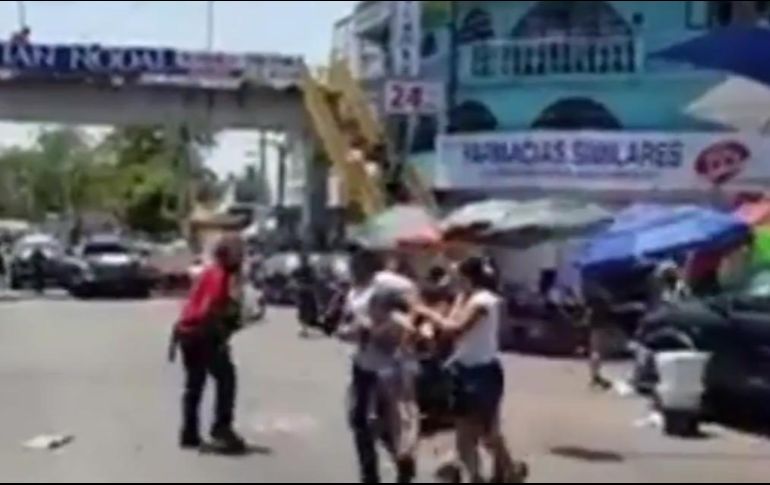 En redes sociales circulan imágenes y videos del momento en el que las personas que habían acudido al evento religioso intentaban escapar del lugar. YouTube / TV1