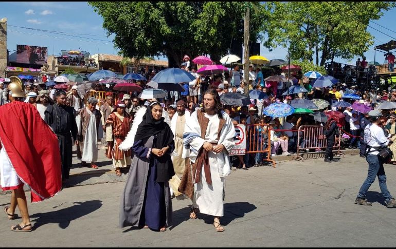Bajo el sol, los asistentes ya se hallan preparados para presenciar el acto, programado para iniciar a las 15:00 horas. ESPECIAL/