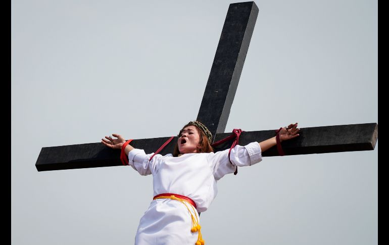 En la cruz, Maryjane Sazon, una esteticista de 39 años. Más de 50 mil personas acudieron al barrio de San Pedro Cutud, en San Fernando, para contemplar cómo 10 penitentes se clavaban en cruces de madera durante aproximadamente 10 minutos. EFE/M. R. Cristino