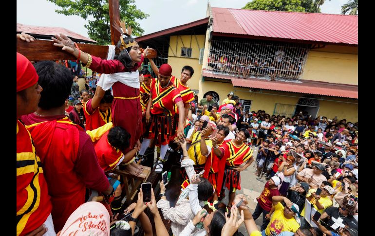 Arrastrar una cruz durante horas para acabar clavado en ella fue la penitencia de Jesucristo y es también la de decenas de devotos en Filipinas, un país que lleva la fe católica al extremo. En Paombong, en la provincia de Bulacan. EFE/R. Dela Pena