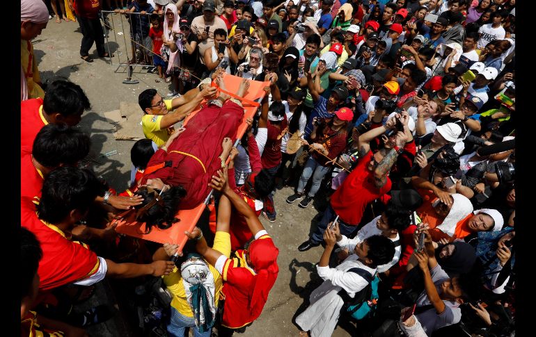 Un penitente filipino es bajado de la cruz tras ser crucificado. La colonización española aportó a Filipinas la mayoría de sus tradiciones católicas, aunque estos rituales extremos surgieron en el país asiático en la segunda mitad del siglo XX. EFE/R. Dela Pena