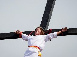 Fotogalería: Clavados en la cruz, filipinos llevan la fe al extremo