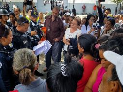 Los familiares se mantuvieron por tercer día consecutivo en los alrededores de la comisaría buscando más informaciones sobre sus seres queridos. EFE / H. González