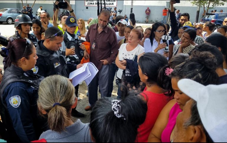 Los familiares se mantuvieron por tercer día consecutivo en los alrededores de la comisaría buscando más informaciones sobre sus seres queridos. EFE / H. González