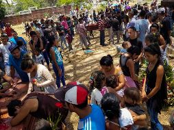 Familiares de presos del centro de reclusión de la Comandancia General de la Policía de Carabobo participan en el entierro de sus parientes. EFE/H. González