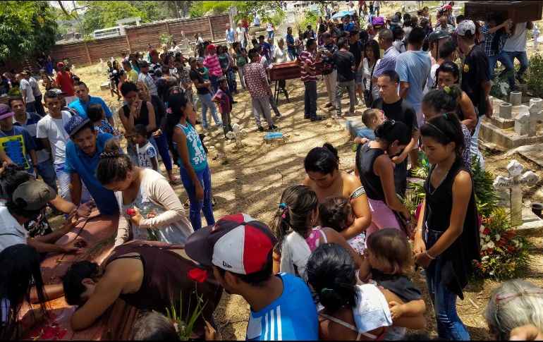 Familiares de presos del centro de reclusión de la Comandancia General de la Policía de Carabobo participan en el entierro de sus parientes. EFE/H. González