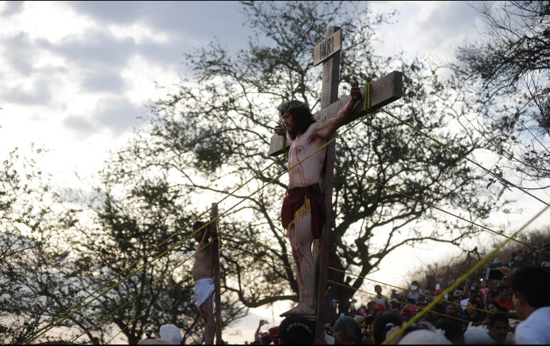 Muchos de los espectadores, sobre todo menores de edad, no paraban de llorar ante el martirio. EL INFORMADOR/F. Atilano