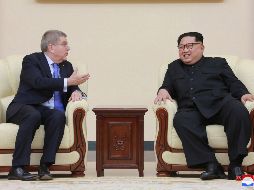 Fotografía por la KCNA que muestra a Thomas Bach (i) durante su reunión con Kim Jong-un (d). EFE/KCNA