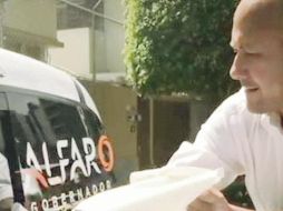 Enrique Alfaro, candidato de Movimiento Ciudadano (MC), pegó la primera calcomanía de su campaña por la gubernatura en su camioneta. A través de un video dijo que enfrentará la contienda con ganas, dignidad y seriedad. ESPECIAL