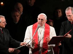 Entre los adultos que recibirán el bautizo, se encuentra una mujer peruana. AFP/M. Bertorello