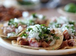 Aunque para muchos es desconocida la fecha, para otros la mejor forma de festejar es disfrutarlo como mejor se prefiera, pues como dicen algunos comensales ''el taco es el taco''. EL INFORMADOR / ARCHIVO