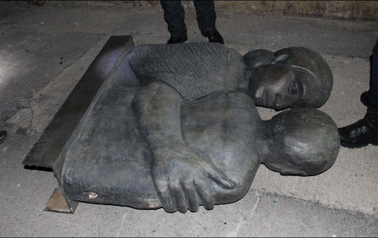 Los sujetos serán investigados para determinar si están relacionados con otros robos al Hemiciclo a Juárez.  ESPECIAL/