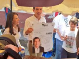 Castro Reynoso firmó ese compromiso en Mazamitla, Jalisco, donde arrancó su campaña “Tú mandas”. TWITTER/ @info_IlseA