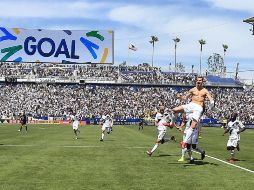 Ibrahimovic le roba los reflectores a Carlos Vela, figura de la primera parte. TWITTER/@LAGalaxy