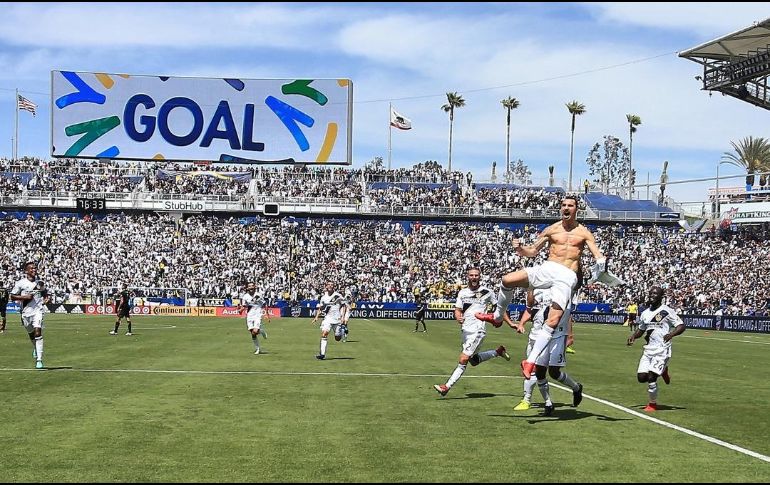 Ibrahimovic le roba los reflectores a Carlos Vela, figura de la primera parte. TWITTER/@LAGalaxy