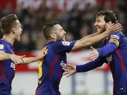 La entrada de Messi (D) al 58' cambia el curso del partido. EFE/J. M. Vidal