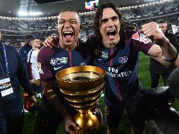 Cavani (D) llega a 35 tantos en todas las competiciones con el PSG. AFP/F. Fife
