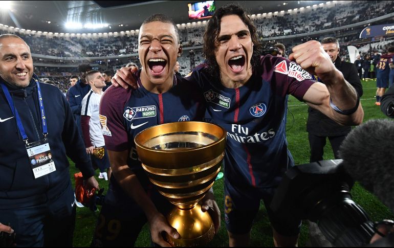 Cavani (D) llega a 35 tantos en todas las competiciones con el PSG. AFP/F. Fife