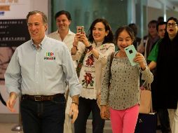 Acompañado de su familia, Meade llegó a Mérida para arrancar su campaña mañana, domingo 1 de abril. EFE / C. Moreno