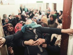 Dolor. Los gazatíes acudieron a los funerales de los manifestantes muertos por el Ejército israelí. AFP