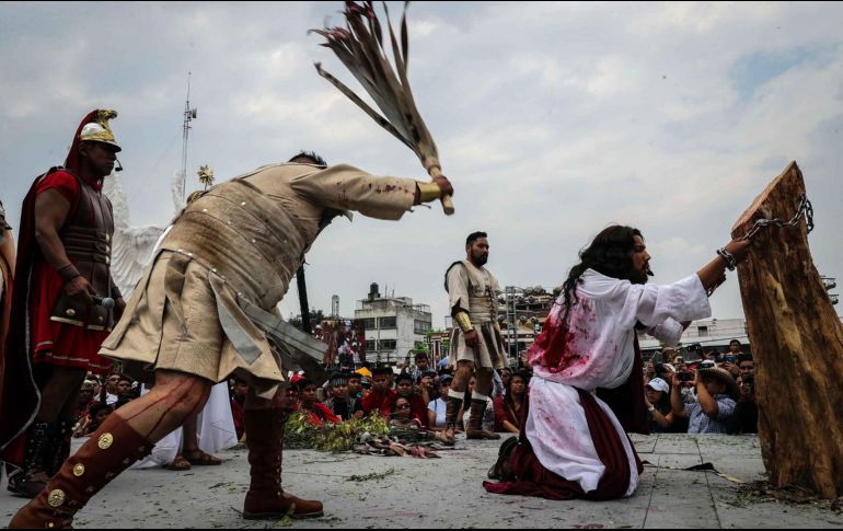 Miles de personas acudieron al tradicional Viacrucis. SUN/J. Reyes