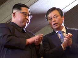 Kim Jong-un habla con el ministro de cultura de Corea del Sur. EFE
