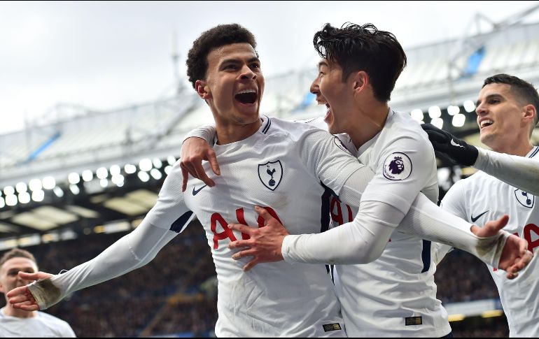 Dele Alli (I) anota dos goles en el triunfo de los 