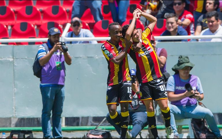 Carlos Alberto Baltazar anota el primer gol del partido al 66'. MEXSPORT/C. de Marchena