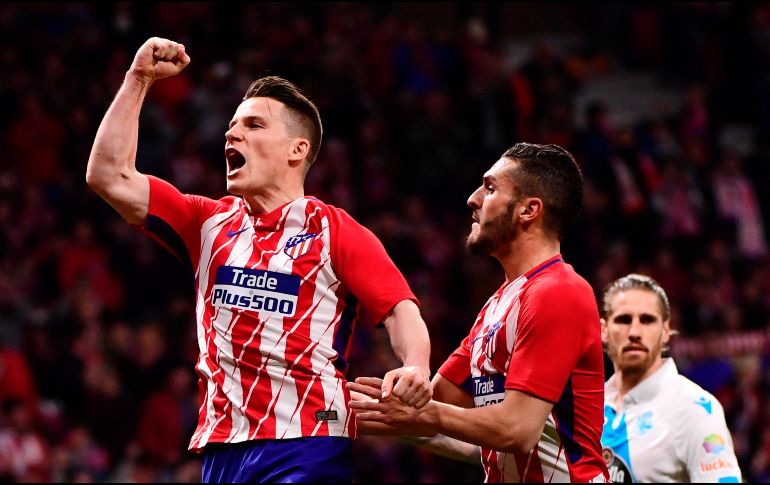 Gameiro (I) celebra tras anotar desde los 11 pasos al minuto 34. AFP/P. Marcou
