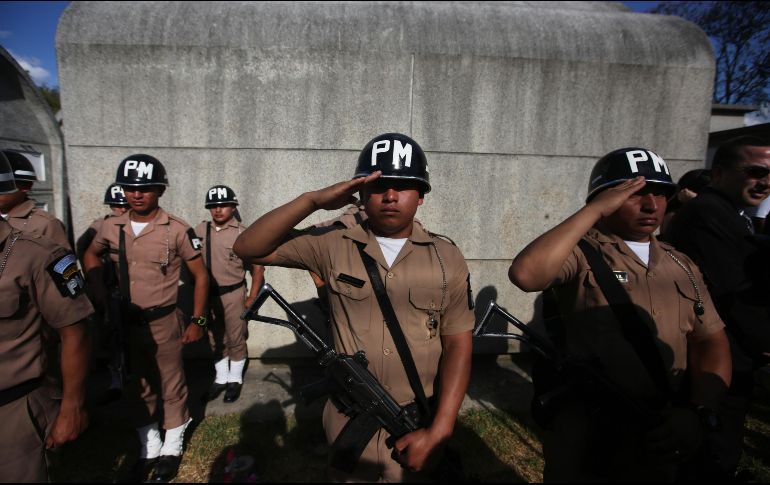 Soldados guatemaltecos se forman durante el funeral del exdictador José Ríos Montt en un cementerio privado en Ciudad de Guatemala. El general golpista murió hoy en Guatemala a los 91 años de edad. EFE/E. Biba