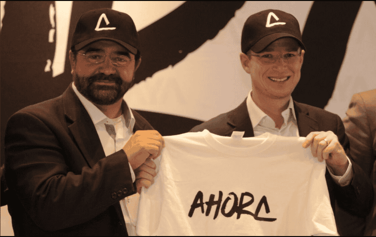 En los dos mensajes denunciados aparece Corral, quien dice que su candidato 