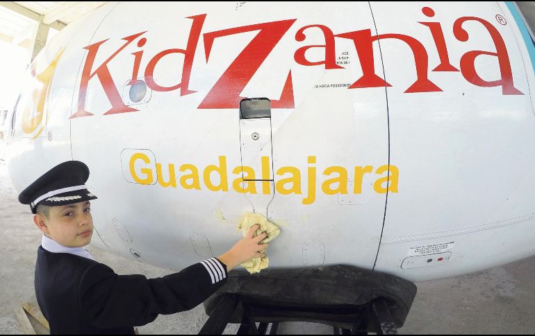 Inicio de obras. Niños le dan la bienvenida al avión de KidZania, en las instalaciones de Plaza Patria. EL INFORMADOR/A. Camacho