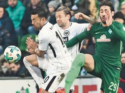 Marco Fabián (#11) cierra los ojos en una jugada fuerte contra el Werder Bremen. EFE