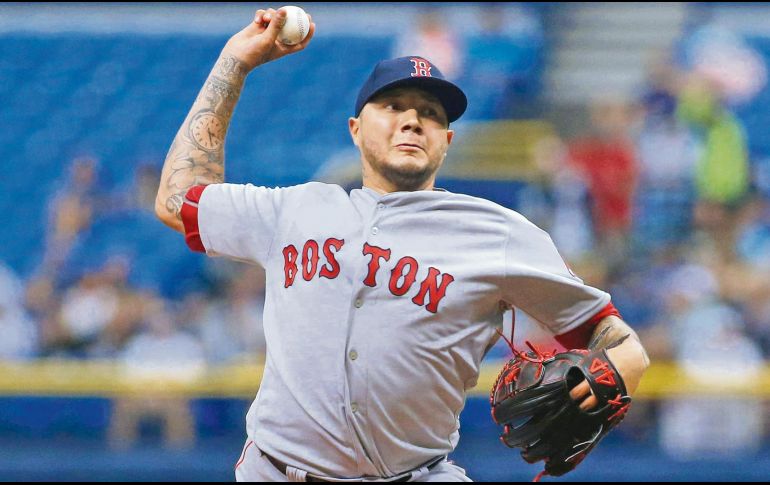 Brillante. En casi seis entradas de actuación, Héctor Velázquez sólo permitió una carrera, además de cinco imparables, ponchando a cinco bateadores de Tampa Bay. AFP/B. Blanco