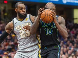 LeBron James (23) disputa el balón con Dorian Finney-Smith, de Mavericks (10). AP/P. Long