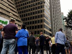 Personas evacúan los edificios ubicados junto a la avenida Paulista en Sao Paulo. EFE / F. Bizerra