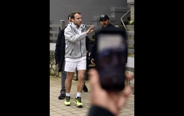 El presidente de Francia, Emmanuel Macron, saluda al salir rumbo a una sesión deportiva en Le Touquet, donde pasa el feriado de Pascua. AFP/F. Lo Presti
