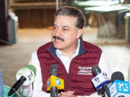 Menciona que tiene claro que los asuntos que más les preocupan a los jaliscienses son: la inseguridad, la educación, empleos mejor pagados y optimizar la salud, por lo cual con base a dichos ejes construirá una propuesta. EL INFORMADOR / L. Fonseca