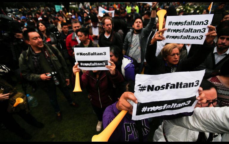 Amigos y compañeros de trabajo de los periodistas secuestrados en la zona fronteriza con Colombia protestan en el Palacio de Gobierno de Quito, Ecuador, tras cumplirse una semana de la desaparición. EFE/J. Jácome