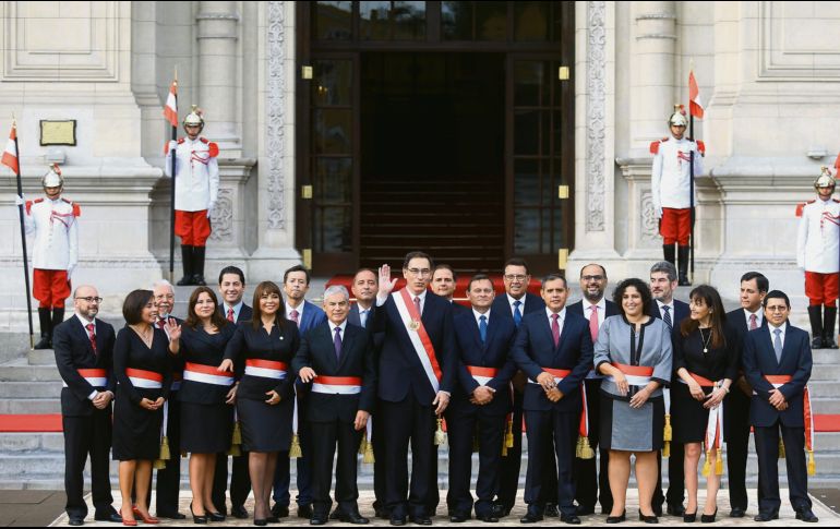 El presidente de Perú, Martín Vizcarra (centro), acompañado por los ministros de su gabinete que operará hasta el 28 de julio de 2021. EFE