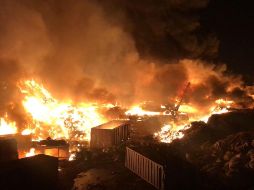 Bomberos se enceuntran combatiendo el incendio desde la madrugada de este martes. ESPECIAL / PROTECCIÓN CIVIL JALISCO