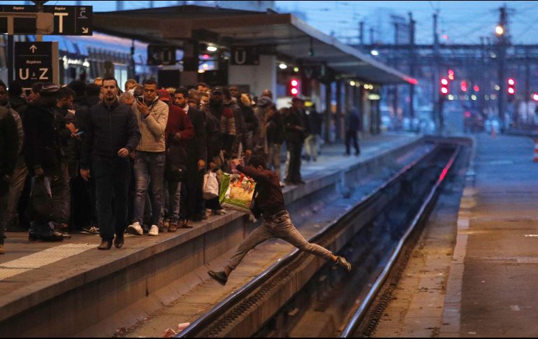 Un pasajero cruza una vía de tren en la estación de Lyon en París, en el marco de una huelga del sindicato ferroviario en contra de los planes del gobierno de eliminar algunos beneficios o los trabajadores del sector. AP/F. Mori