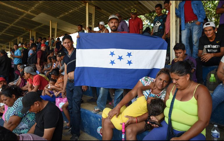 Las caravanas comenzaron como procesiones breves de migrantes, algunos cargando cruces, como protesta contra los secuestros, extorsiones, golpizas y asesinatos que padecen muchos centroamericanos al cruzar México. AFP/V. Razo
