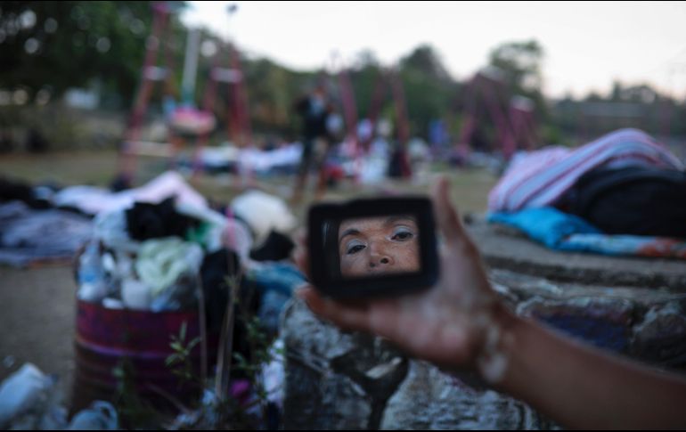 Una mujer se arregla en el centro deportivo. Trump reprochó que el contingente de más de mil personas marchara hacia la frontera con Estados Unidos, donde se preveía que muchos solicitaran asilo. AP/F. Márquez