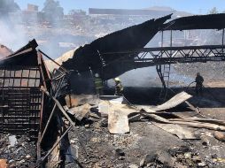 Fueron unas 85 personas las que trabajaron con cuatro motobombas. Se estima que se utilizaron unas cien pipas de agua para extinguir el fuego. ESPECIAL/