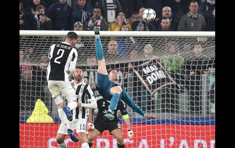 Cristiano Ronaldo (d), del Real Madrid, anota el 2-0 ante Juventus, durante un partido de los cuartos de final de la Liga de Campeones en el estadio Allianz en Turín, Italia. EFE/A. Di Marco