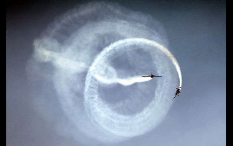 La escuadrilla de alta acrobacia Halcones de Chile se presenta durante la inauguración de la Feria Internacional del Aire y del Espacio en Santiago, Chile. La feria espera recibir a unos 120 mil visitantes. EFE/M. Ruiz