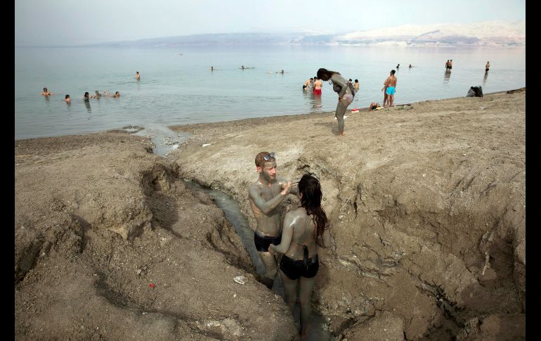 Judíos ultraortodoxos toman un baño en el lodo durante la Pascua en el Mar Muerto, Israel. EFE/A. Sultan