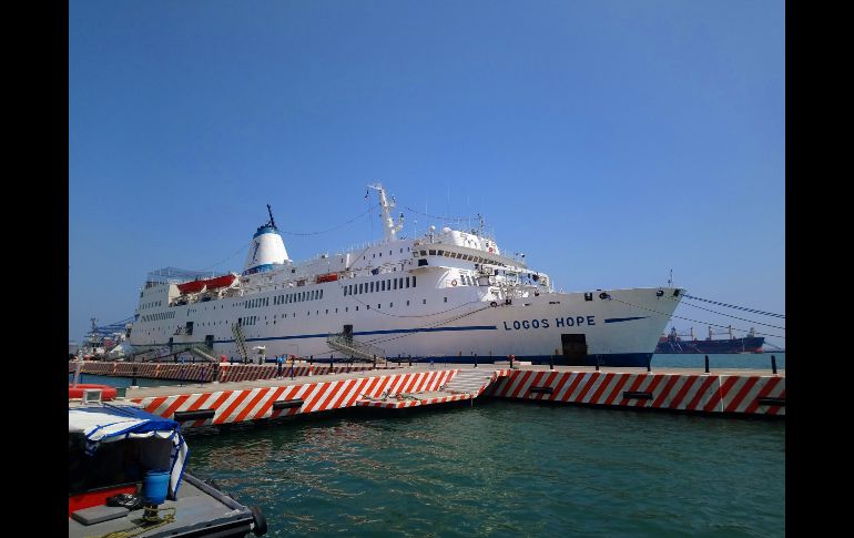 La mayor librería flotante está atracada en el puerto de Veracruz. 